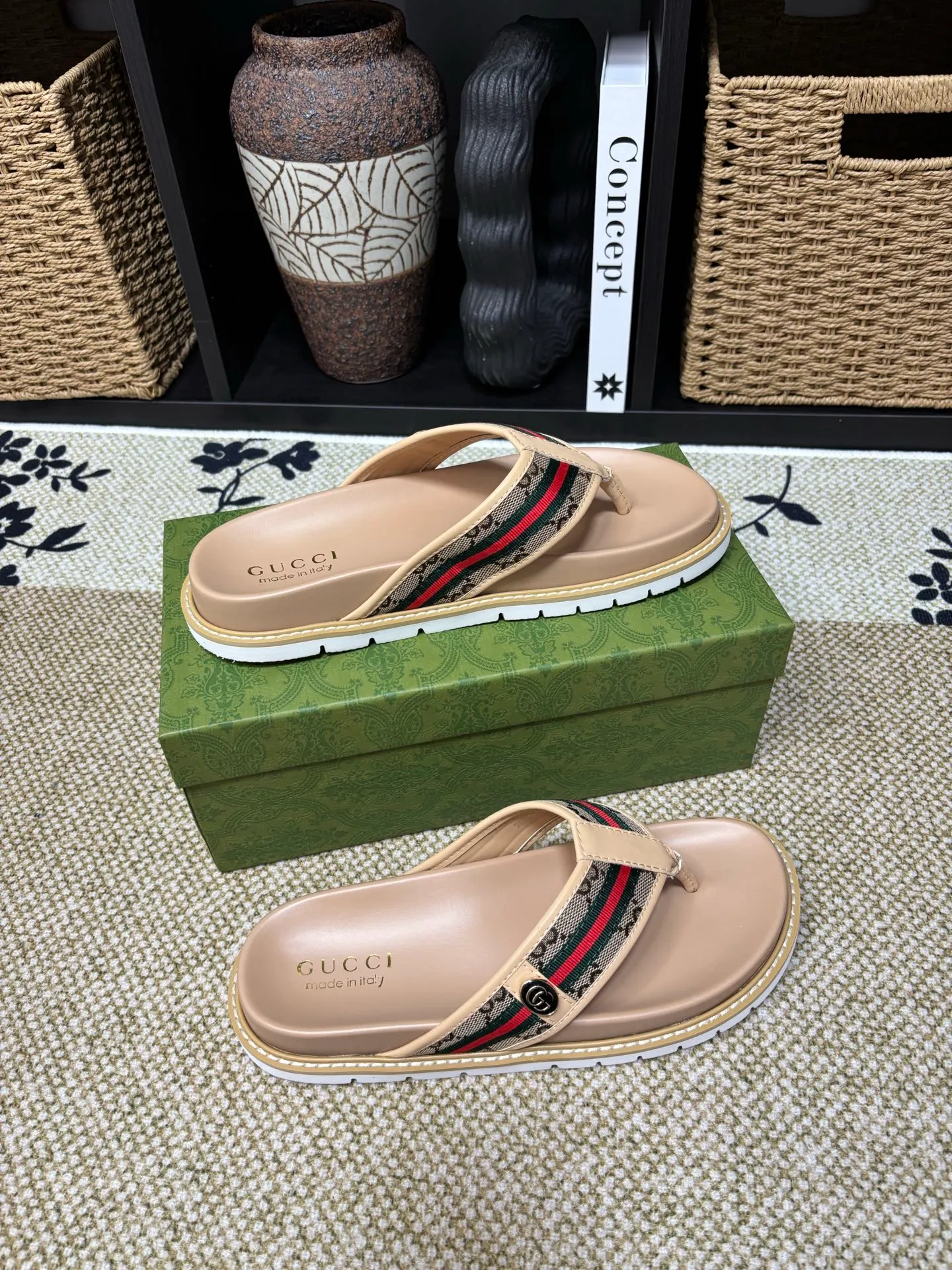 Factory 💰 300 yuan Gucci slippers] high-end men's shoes brand official website 1:1 latest masterpiece: original mold customization, the fabric is made of imported original materials, upgraded outsole, lighter and non-slip. The market's top quality, simple yet tasteful, a must-have for fashionistas, fashionable at your feet, full of confidence, the same style at the counter 👍The season of summer slippers is here. Code: 38-45 (45 customized)